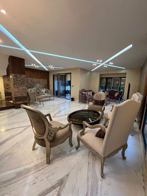 Шейх Заед Сити: Villa In Beverly Hills With Garden