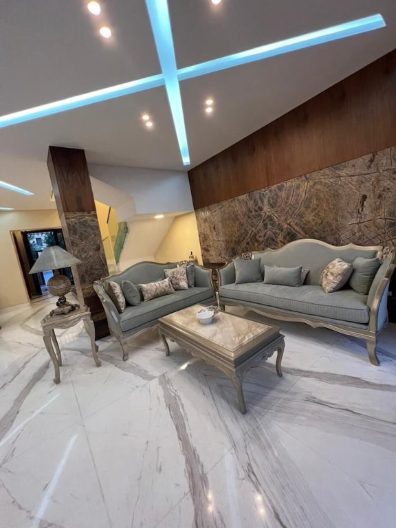 Шейх Заед Сити: Villa In Beverly Hills With Garden