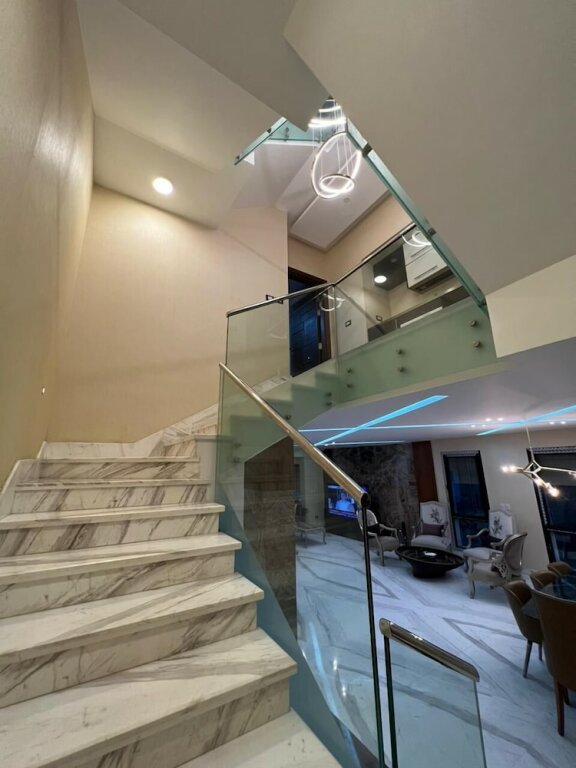 Шейх Заед Сити: Villa In Beverly Hills With Garden