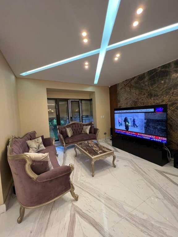 Шейх Заед Сити: Villa In Beverly Hills With Garden