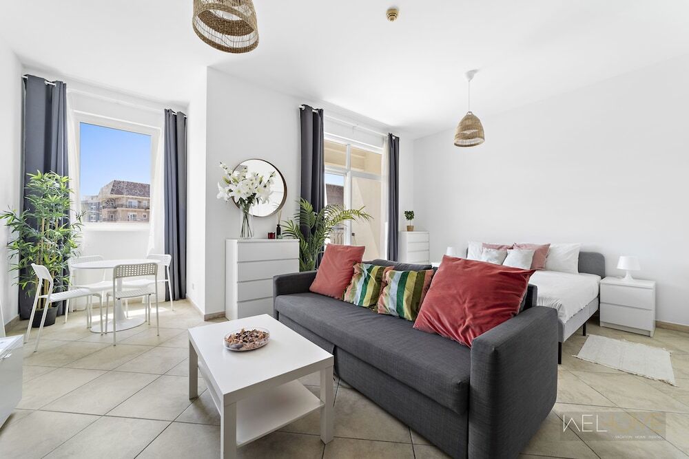 Дубай: WelHome - Stylish Studio with Park Views in Regent House 2