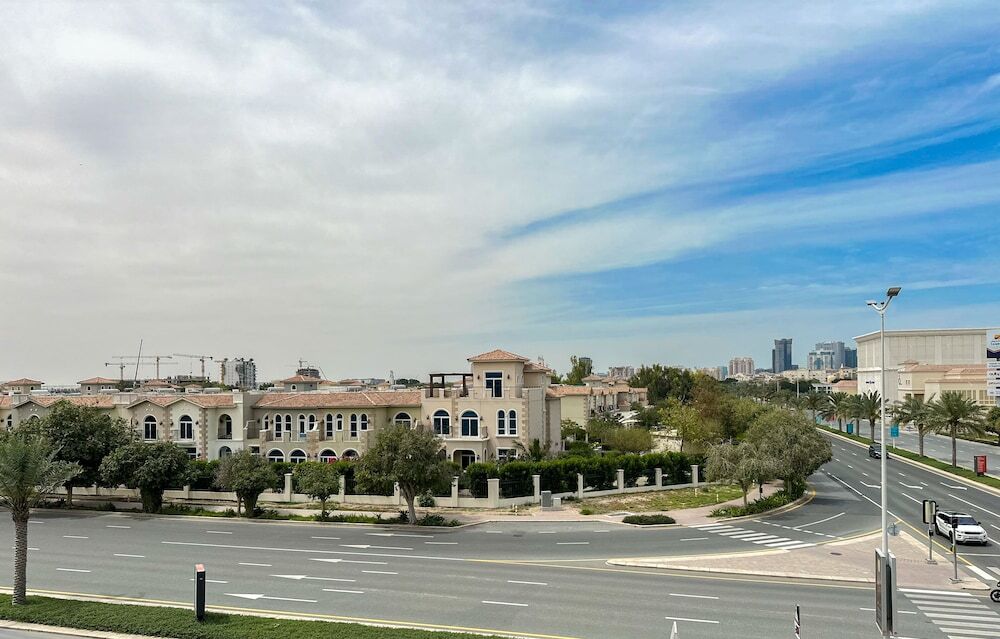 Дубай: WelHome - Prime 1BR Apartment at Oia Residence