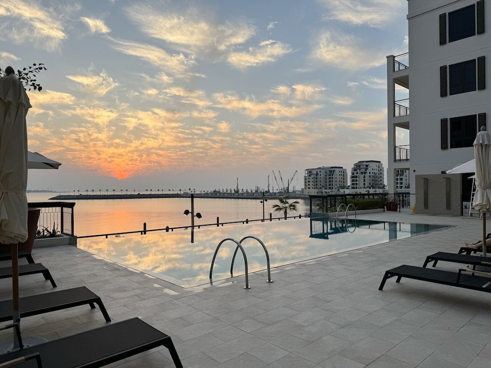 Дубай: Massive 4 Beds La Rive B2 Port De La Mer