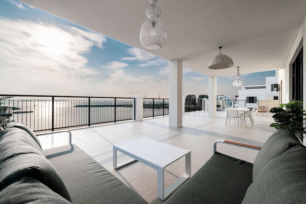 Дубай: Massive 4 Beds La Rive B2 Port De La Mer