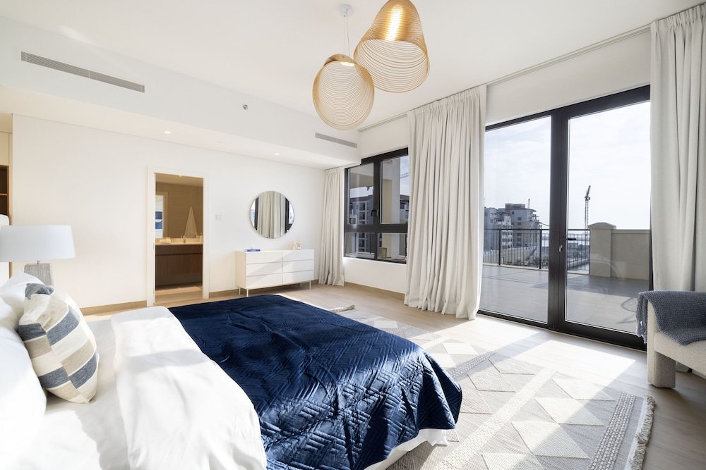 Дубай: Massive 4 Beds La Rive B2 Port De La Mer