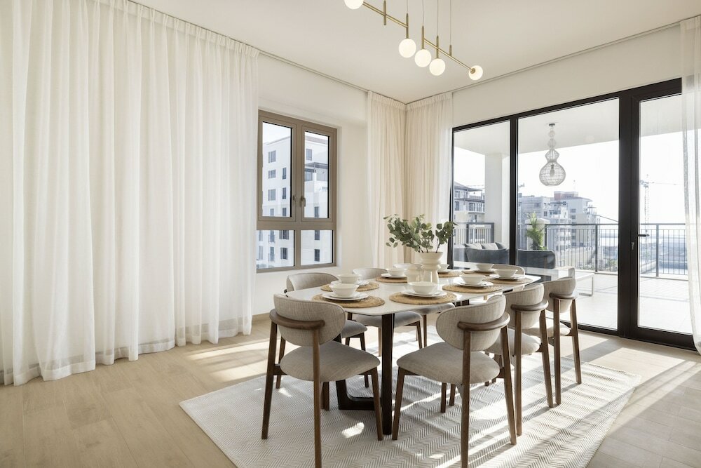 Дубай: Massive 4 Beds La Rive B2 Port De La Mer