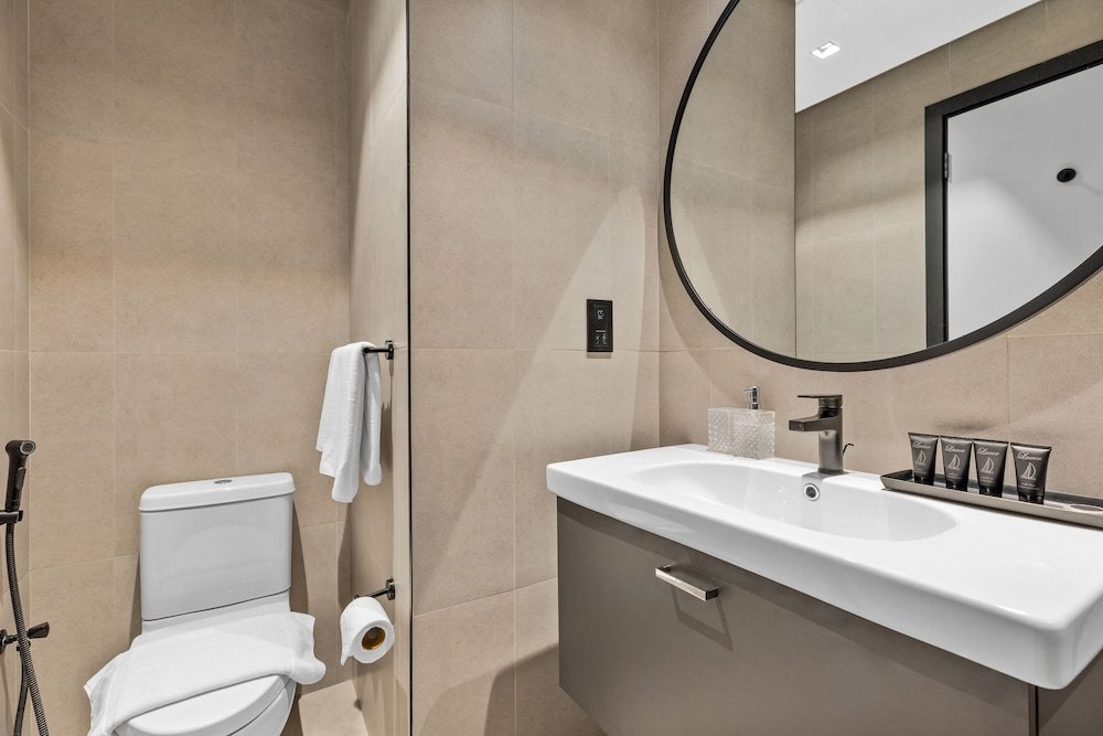 Дубай: Waves - City Serenity: Luxe Living at 15 Northside Tower 2