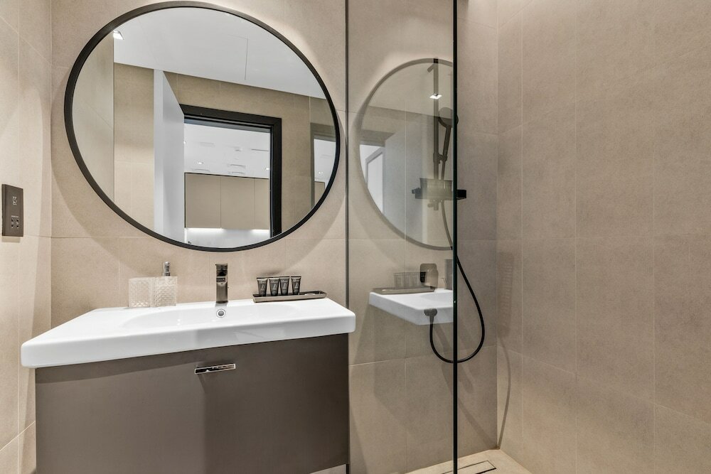 Дубай: Waves - City Serenity: Luxe Living at 15 Northside Tower 2