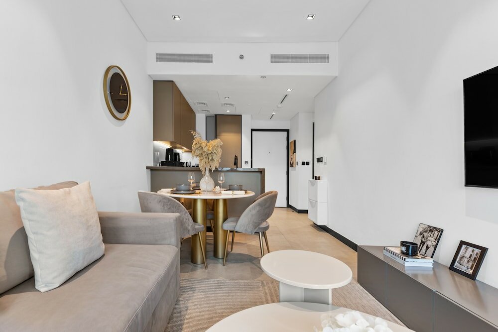 Дубай: Waves - City Serenity: Luxe Living at 15 Northside Tower 2