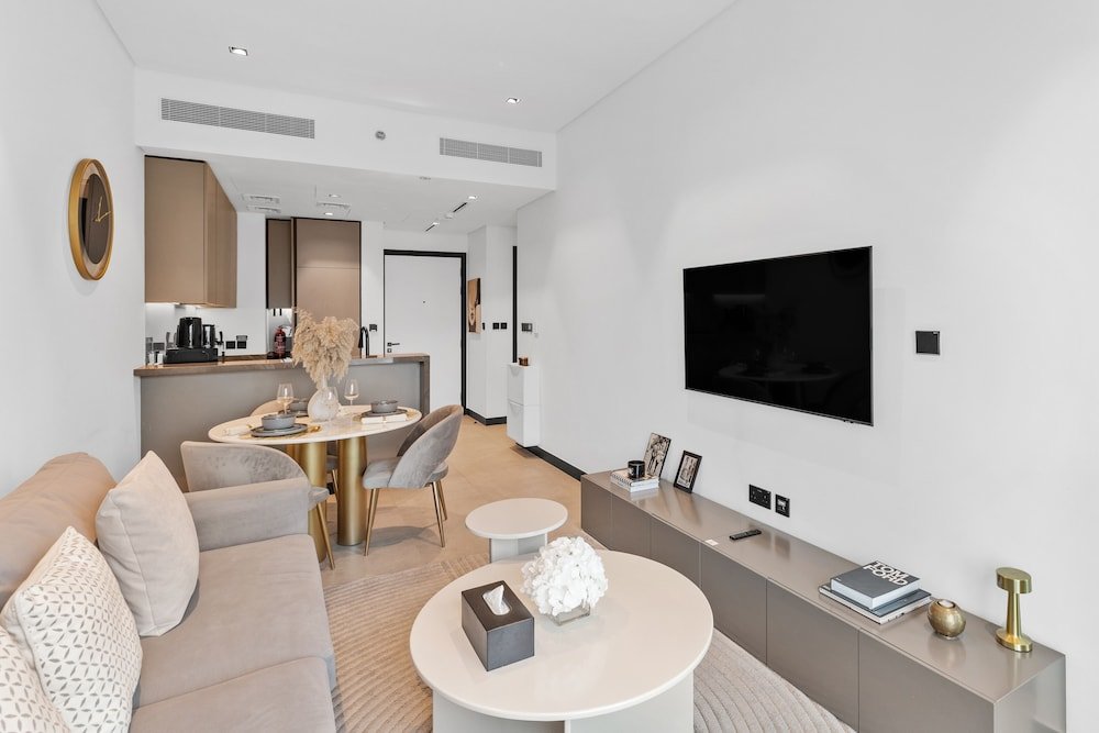 Дубай: Waves - City Serenity: Luxe Living at 15 Northside Tower 2