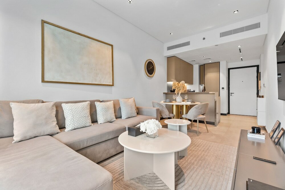 Дубай: Waves - City Serenity: Luxe Living at 15 Northside Tower 2