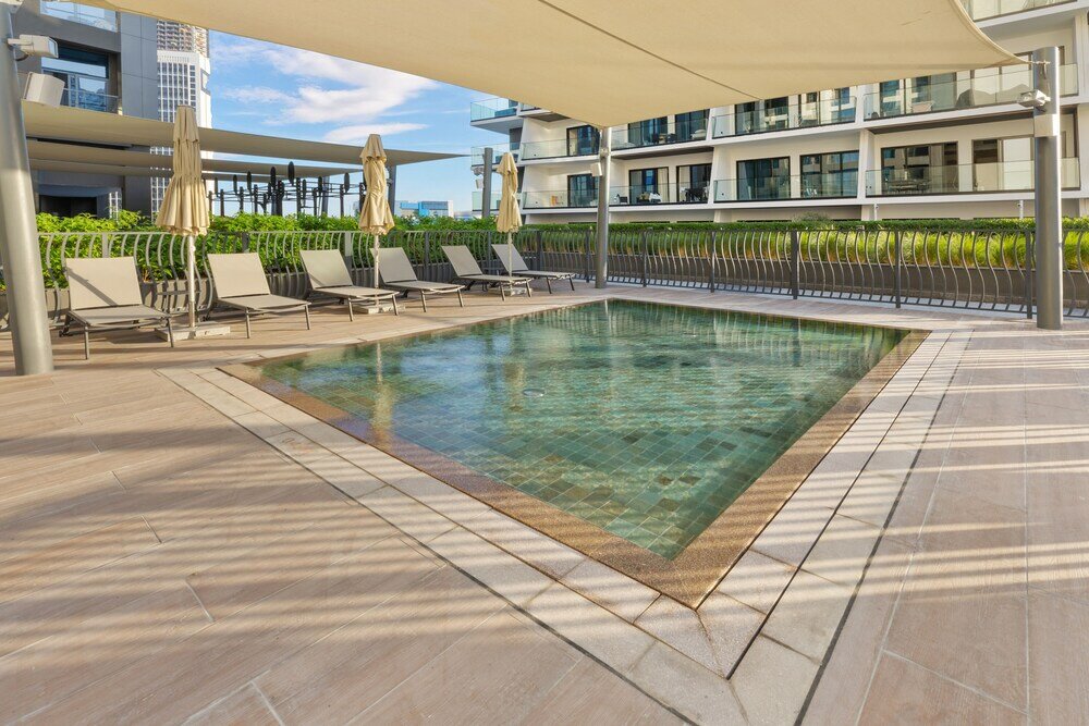 Дубай: Waves - City Serenity: Luxe Living at 15 Northside Tower 2