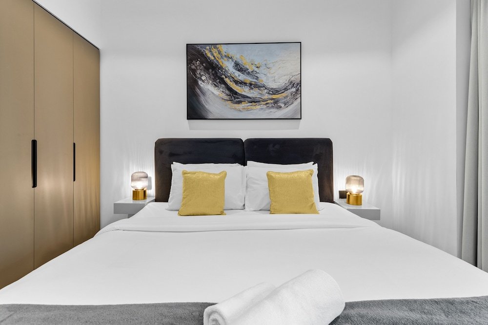 Дубай: Waves - City Serenity: Luxe Living at 15 Northside Tower 2