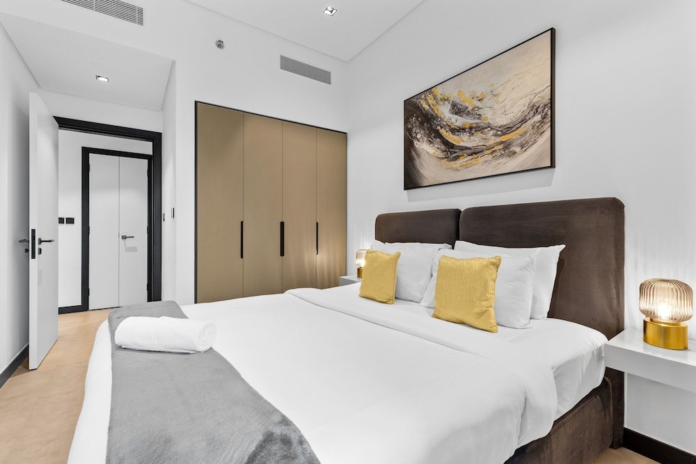 Дубай: Waves - City Serenity: Luxe Living at 15 Northside Tower 2