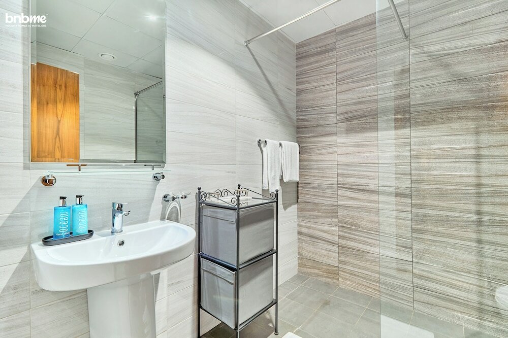 Дубай: bnbmehomes-near Dubai Mall & Burj K-1306