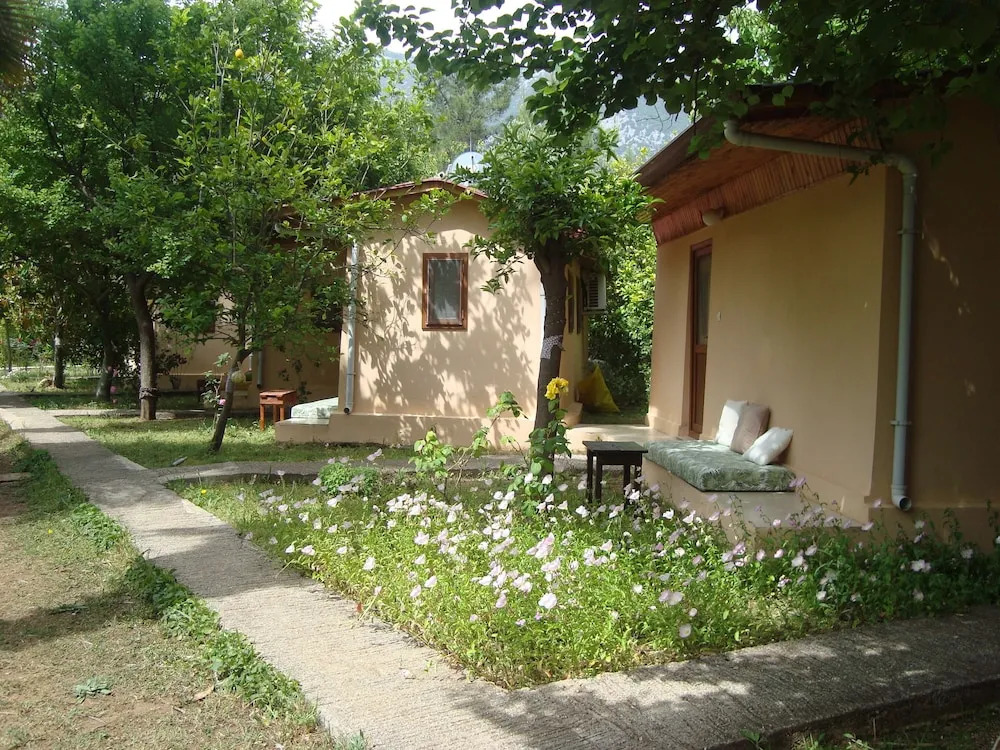 Адрасан: 7 Garden Bungalow & Camping