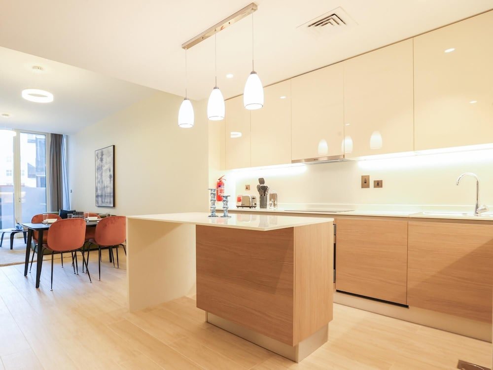 Дубай: Elite LUX Holiday Homes - Enchanting 1BR Apt Games Pool Gym Access in Arjan Dubai