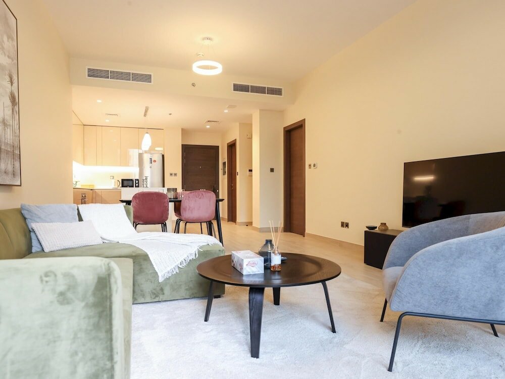 Дубай: Elite LUX Holiday Homes - Enchanting 1BR Apt Games Pool Gym Access in Arjan Dubai