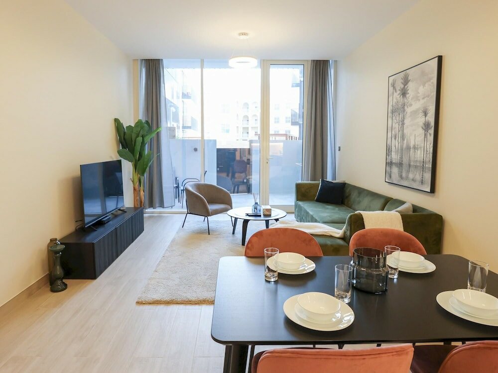 Дубай: Elite LUX Holiday Homes - Enchanting 1BR Apt Games Pool Gym Access in Arjan Dubai