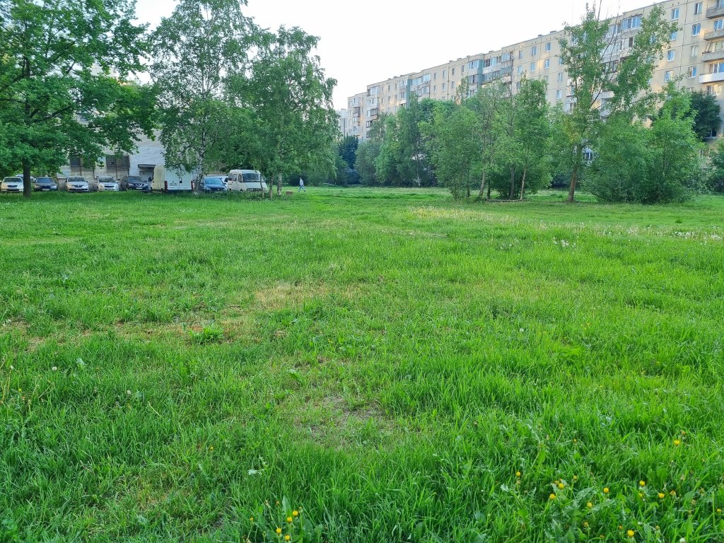 Санкт-Петербург: Квартира двухкомнатная в тихом районе и близко к метро