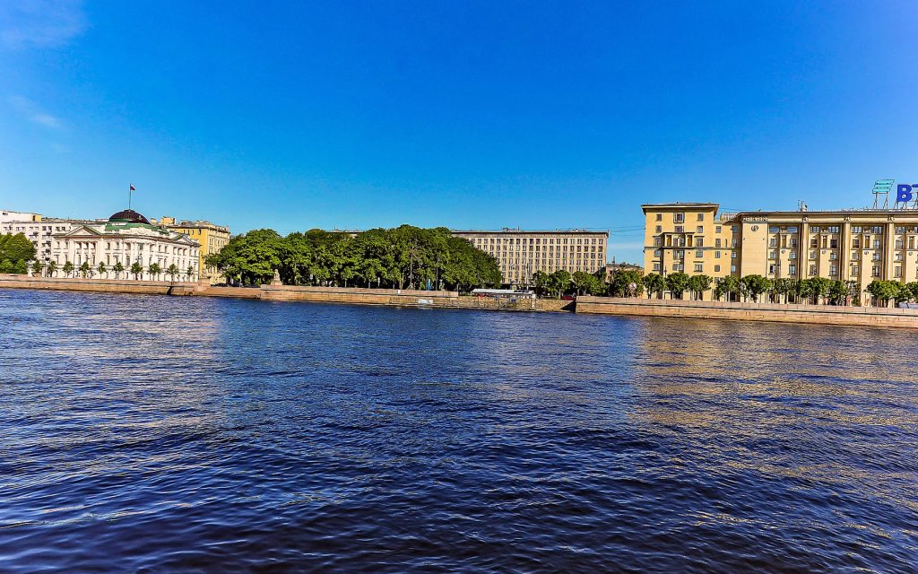 Квартира у Домика Петра I с видом на Неву — фото 5