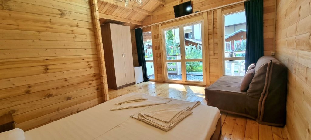 Пицунда: Курортный отель Eco House Pitiunt