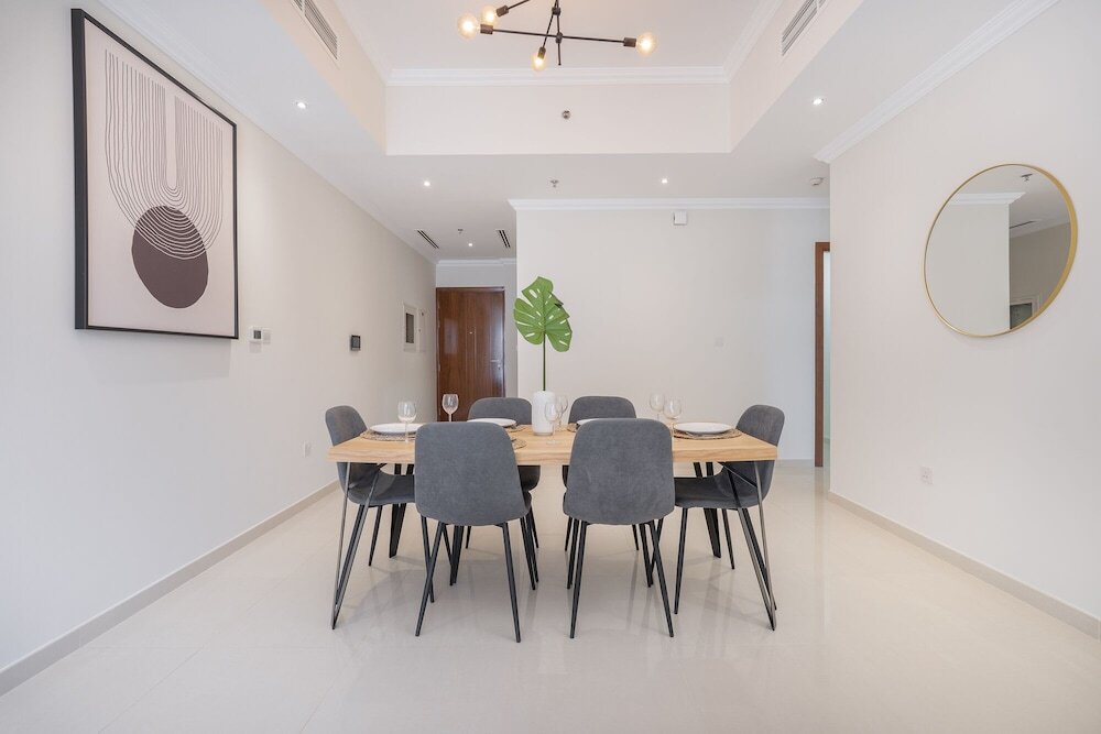Дубай: Luxe Apartments near Dubai Mall, Burj Khalifa - Pool, Gym, & Parking by Sojo Stay