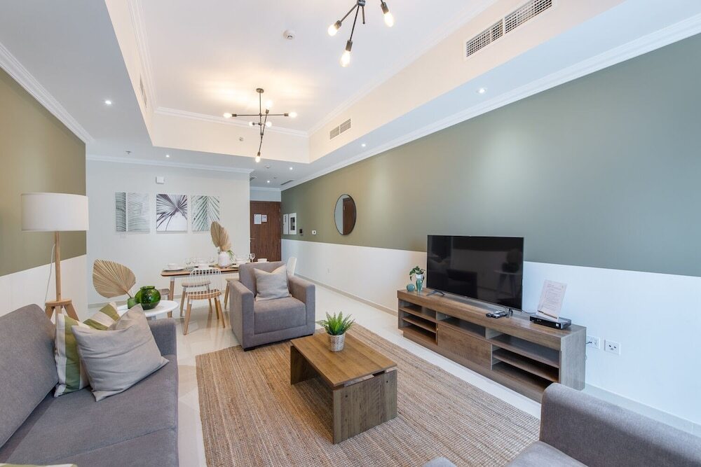 Дубай: Luxe Apartments near Dubai Mall, Burj Khalifa - Pool, Gym, & Parking by Sojo Stay