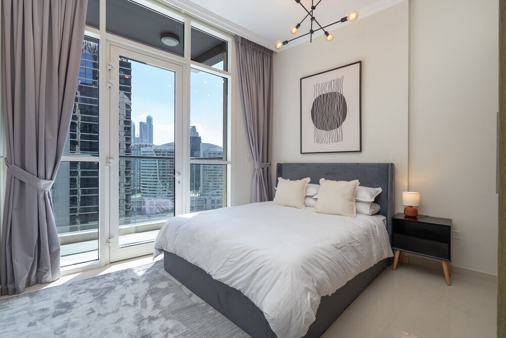 Дубай: Luxe Apartments near Dubai Mall, Burj Khalifa - Pool, Gym, & Parking by Sojo Stay