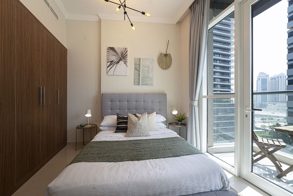 Дубай: Luxe Apartments near Dubai Mall, Burj Khalifa - Pool, Gym, & Parking by Sojo Stay