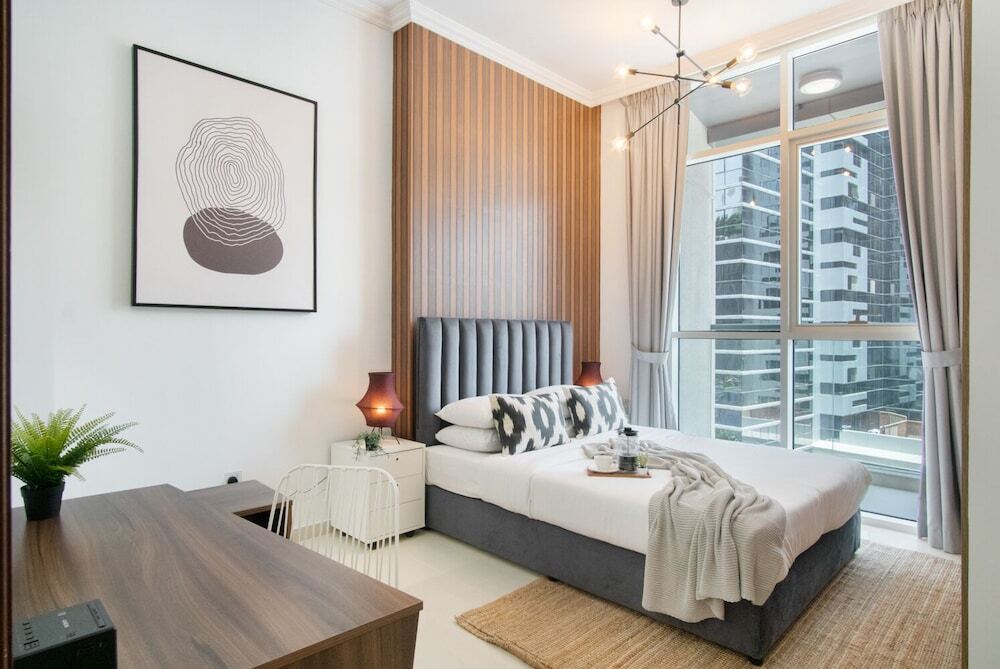 Дубай: Luxe Apartments near Dubai Mall, Burj Khalifa - Pool, Gym, & Parking by Sojo Stay