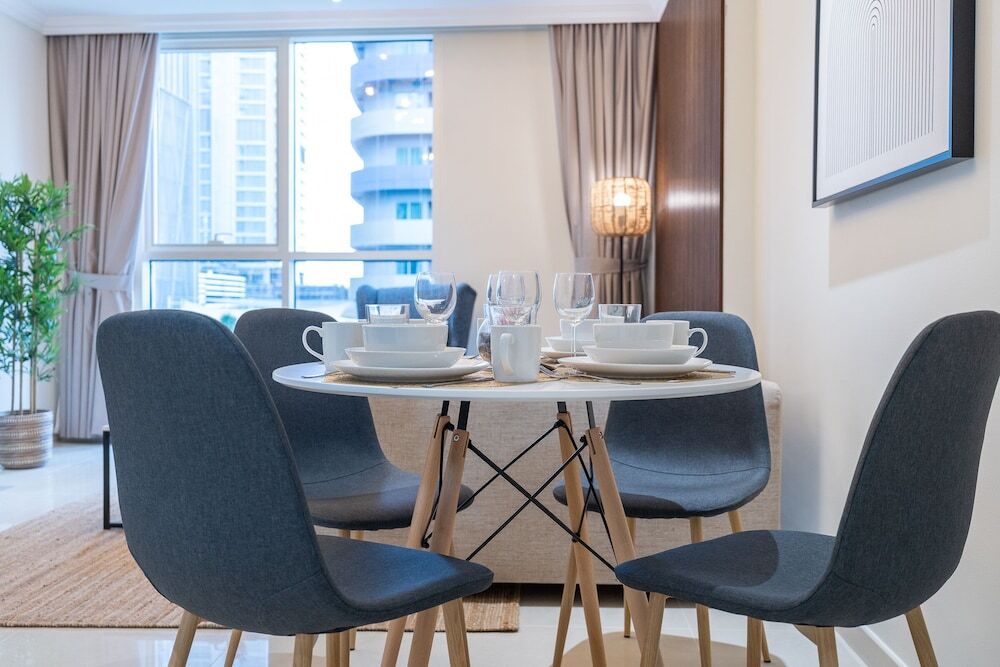 Дубай: Luxe Apartments near Dubai Mall, Burj Khalifa - Pool, Gym, & Parking by Sojo Stay