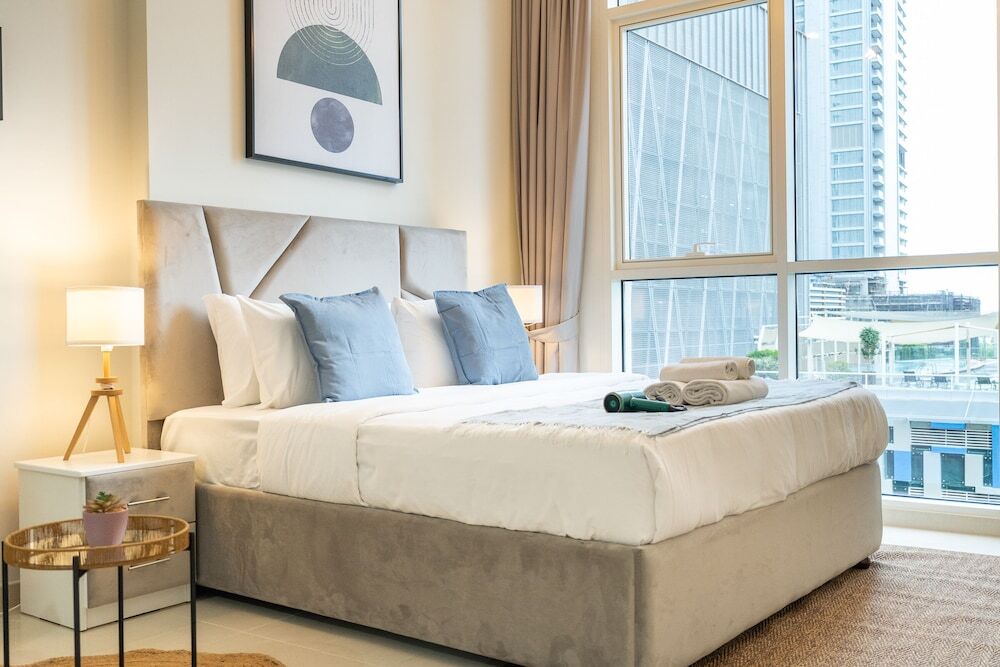 Дубай: Luxe Apartments near Dubai Mall, Burj Khalifa - Pool, Gym, & Parking by Sojo Stay