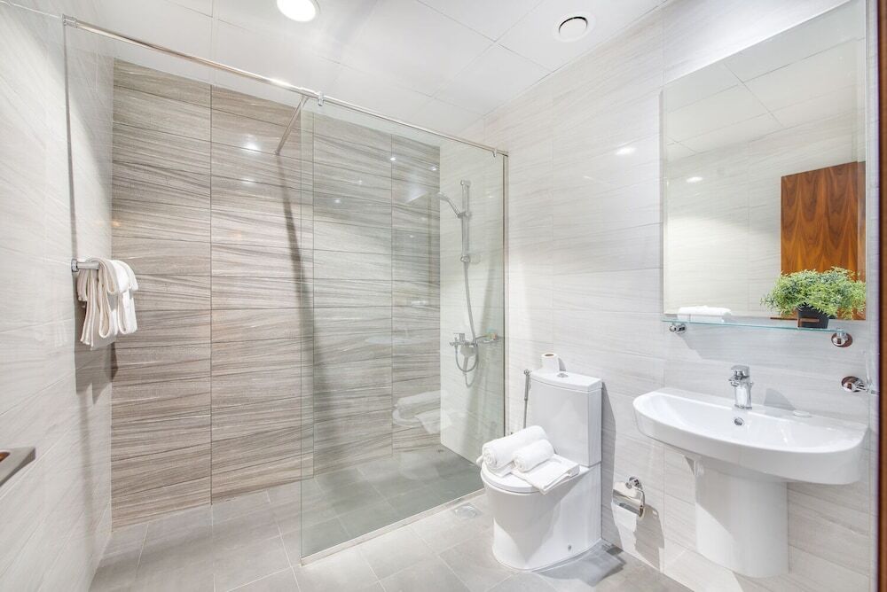 Дубай: Luxe Apartments near Dubai Mall, Burj Khalifa - Pool, Gym, & Parking by Sojo Stay
