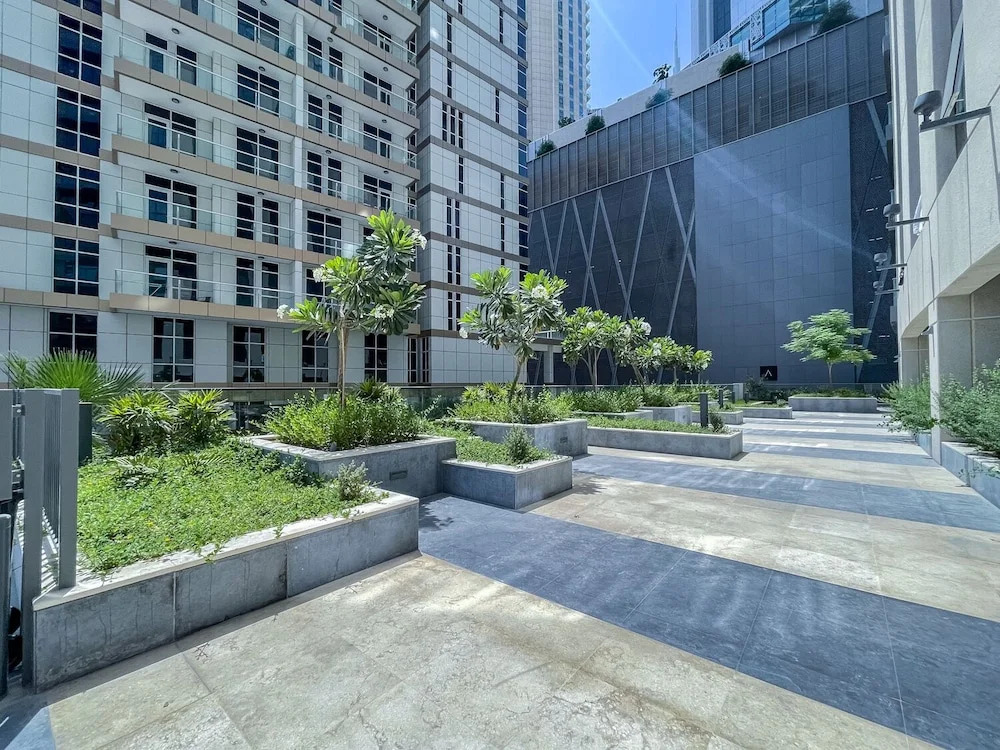 Дубай: Luxe Apartments near Dubai Mall, Burj Khalifa - Pool, Gym, & Parking by Sojo Stay