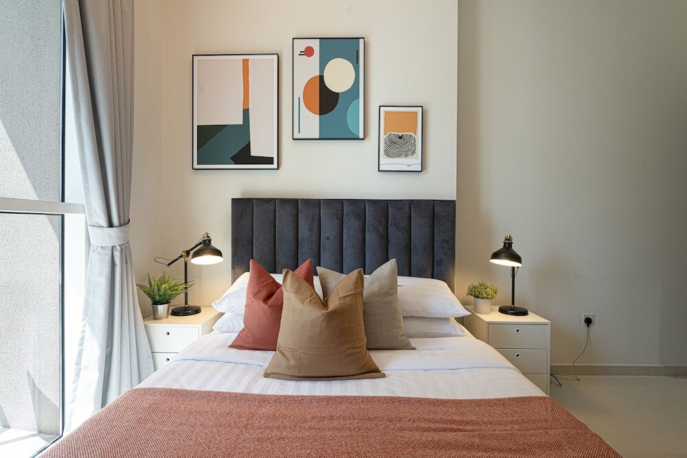 Дубай: Luxe Apartments near Dubai Mall, Burj Khalifa - Pool, Gym, & Parking by Sojo Stay