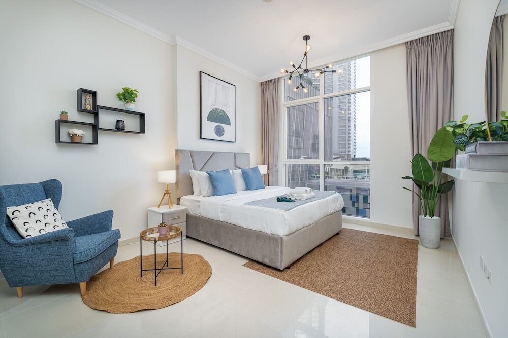 Дубай: Luxe Apartments near Dubai Mall, Burj Khalifa - Pool, Gym, & Parking by Sojo Stay