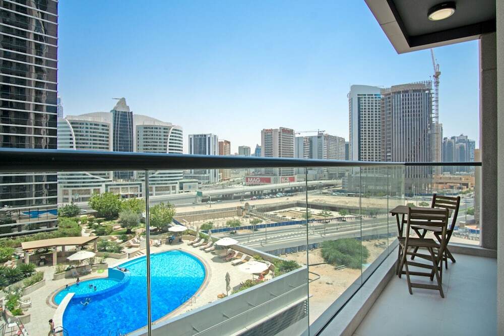 Дубай: Luxe Apartments near Dubai Mall, Burj Khalifa - Pool, Gym, & Parking by Sojo Stay
