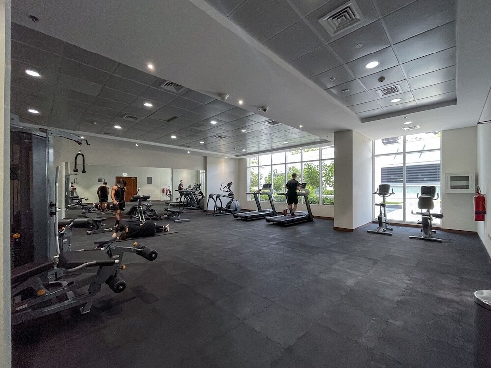 Дубай: Luxe Apartments near Dubai Mall, Burj Khalifa - Pool, Gym, & Parking by Sojo Stay