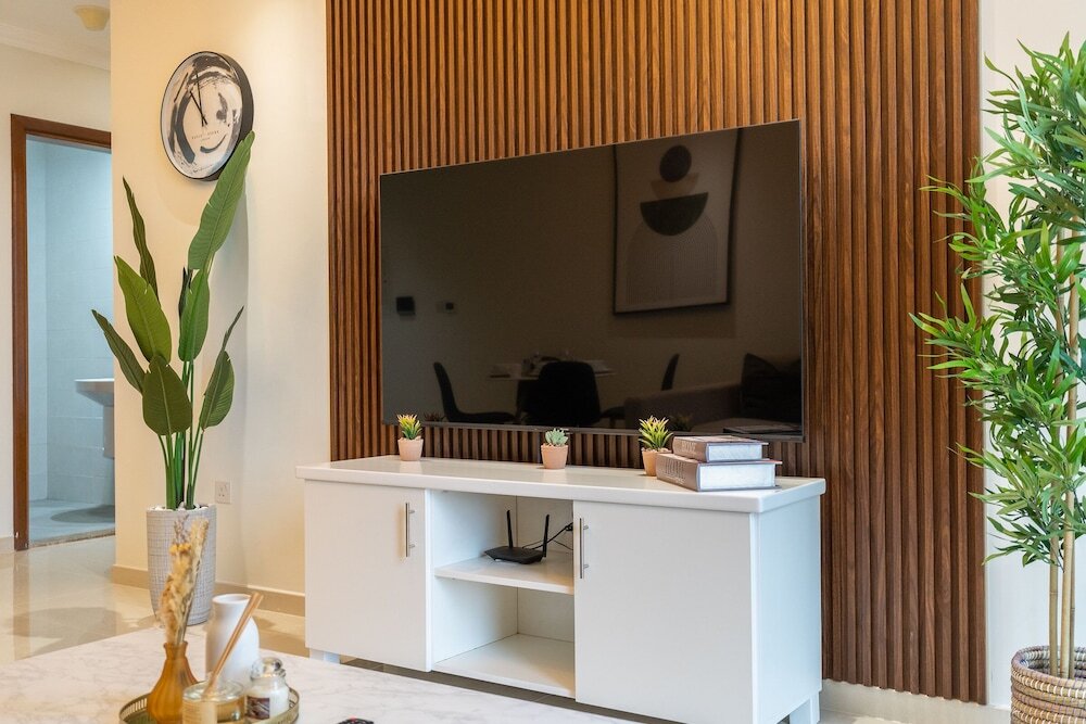 Дубай: Luxe Apartments near Dubai Mall, Burj Khalifa - Pool, Gym, & Parking by Sojo Stay