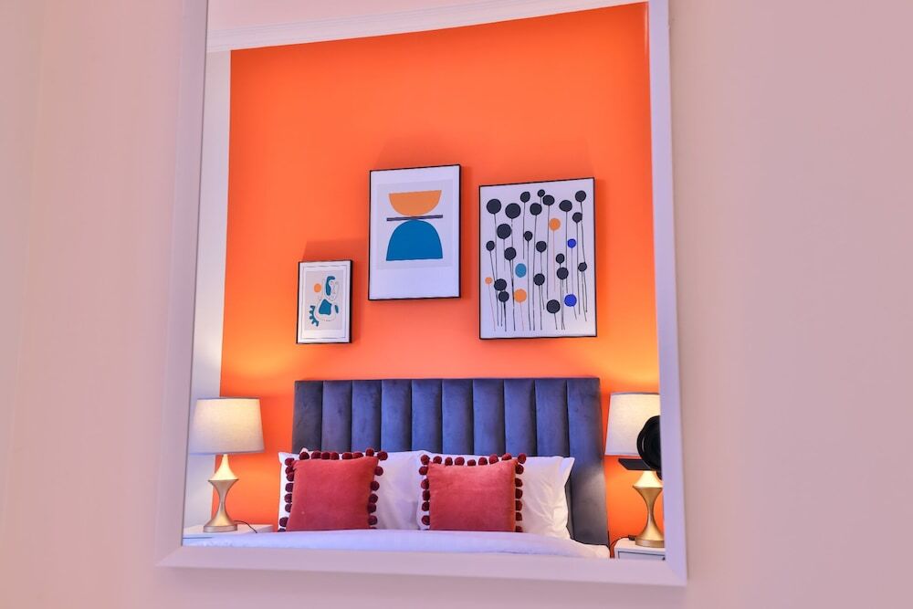 Дубай: Luxe Apartments near Dubai Mall, Burj Khalifa - Pool, Gym, & Parking by Sojo Stay