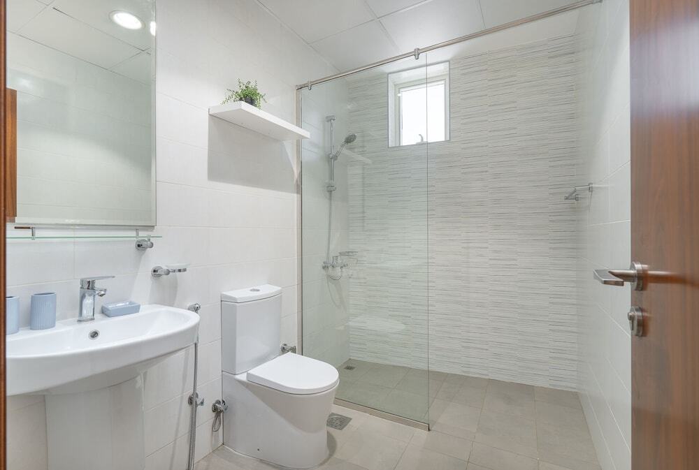 Дубай: Luxe Apartments near Dubai Mall, Burj Khalifa - Pool, Gym, & Parking by Sojo Stay