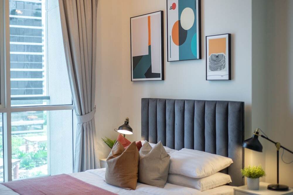 Дубай: Luxe Apartments near Dubai Mall, Burj Khalifa - Pool, Gym, & Parking by Sojo Stay