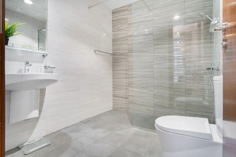 Дубай: Luxe Apartments near Dubai Mall, Burj Khalifa - Pool, Gym, & Parking by Sojo Stay