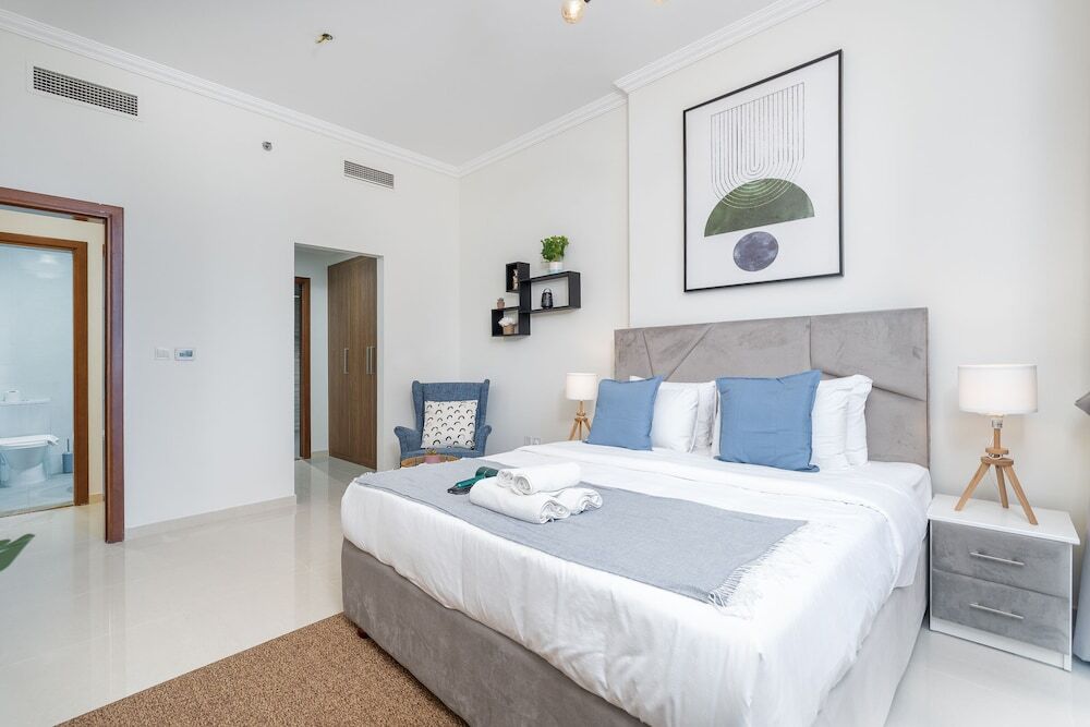 Дубай: Luxe Apartments near Dubai Mall, Burj Khalifa - Pool, Gym, & Parking by Sojo Stay