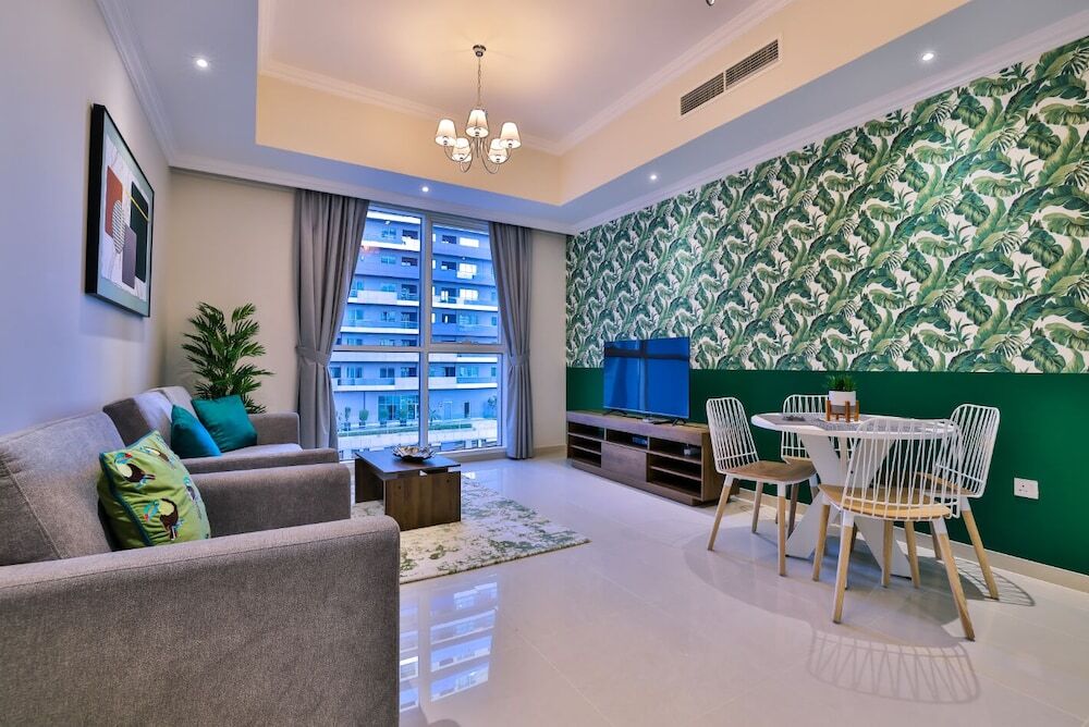 Дубай: Luxe Apartments near Dubai Mall, Burj Khalifa - Pool, Gym, & Parking by Sojo Stay