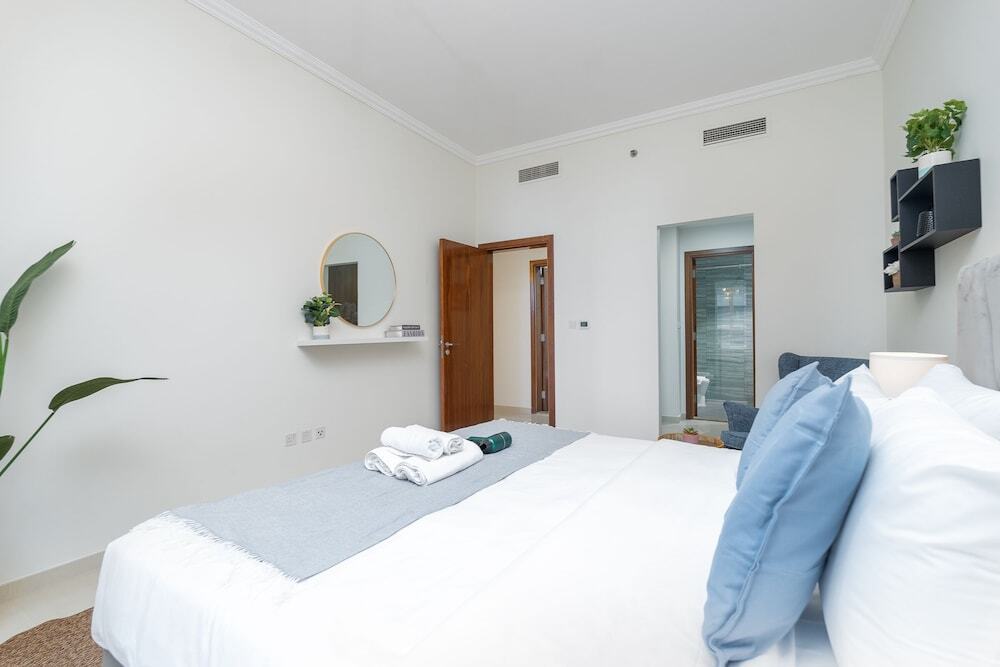 Дубай: Luxe Apartments near Dubai Mall, Burj Khalifa - Pool, Gym, & Parking by Sojo Stay