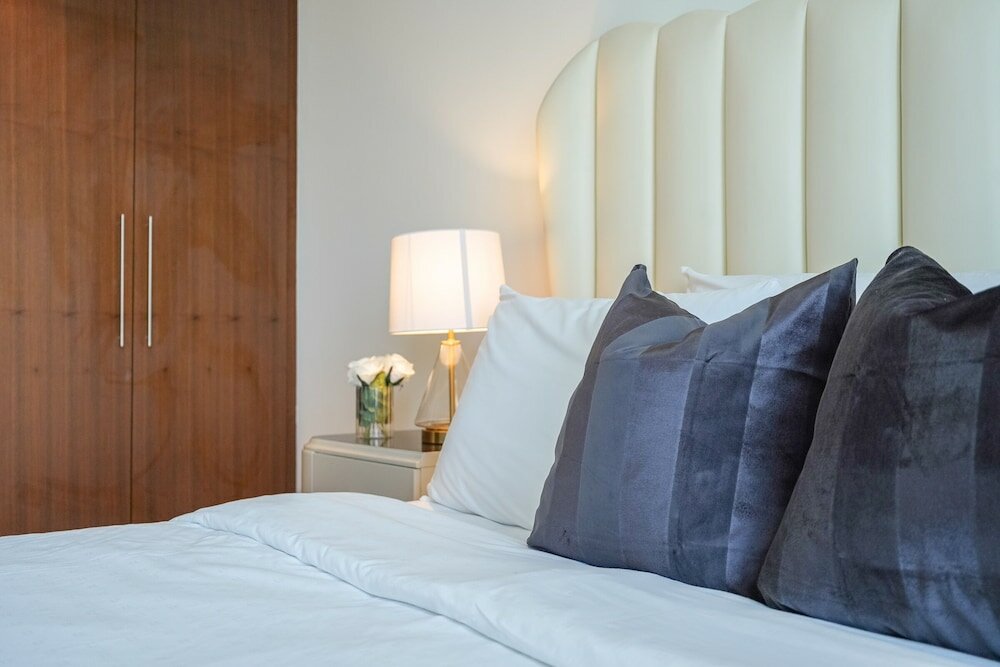 Дубай: Luxurious & Stylish Apartments Across Dubai Mall - Burj Khalifa - City Views by Sojo Stay