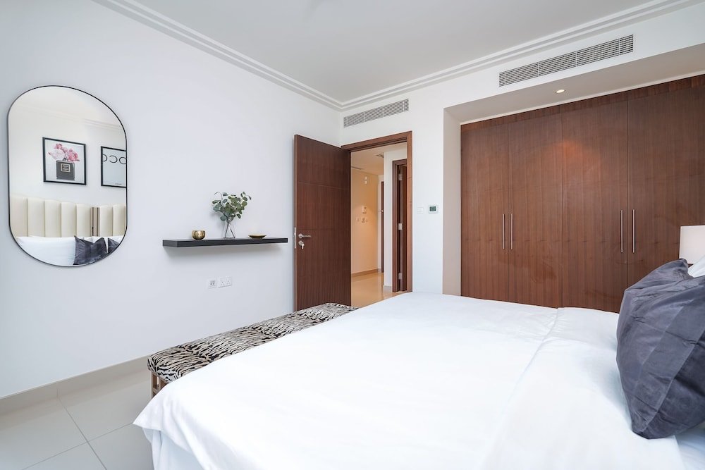 Дубай: Luxurious & Stylish Apartments Across Dubai Mall - Burj Khalifa - City Views by Sojo Stay