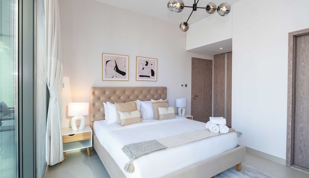 Дубай: LUX  LIV Contemporary Marina View Suite